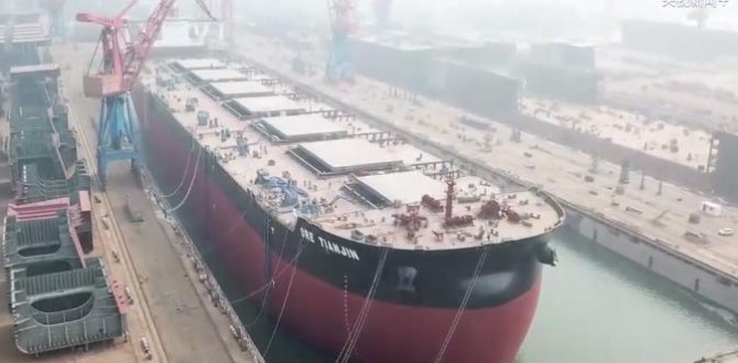 中国制造！世界最大矿砂运输船出坞