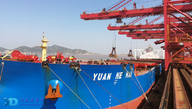 全球首艘第二代40万吨矿船成功首航宁波舟山港