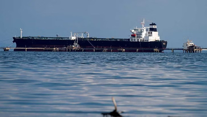 India bans oil tankers, bulk carriers older than 25