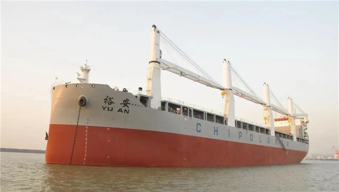 世界载重吨位最大多用途重吊船“裕安”