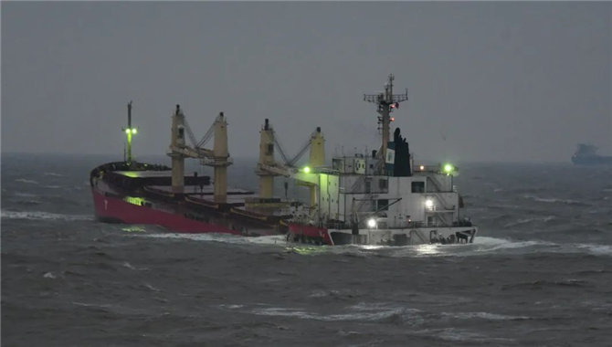 长江口外两船发生碰撞 海空救助力量紧急