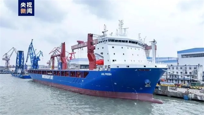 4天3艘新造国际航行船舶在上海外高桥开
