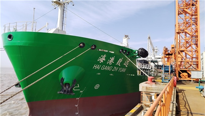 国内首艘投运的甲醇燃料加注船在洋山港