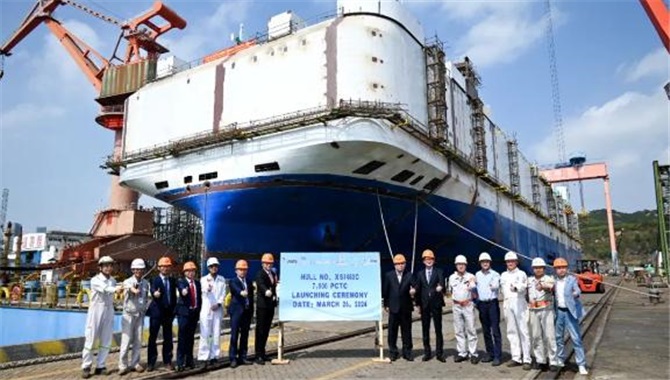 中远海运特运合资汽车船公司首艘LNG双燃料汽车滚装船出坞