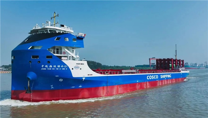 中远海控旗下全球最大江海直达纯电动力集装箱船“中远海运绿