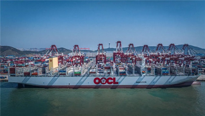 国产全球最大集装箱船！首航山东港口青岛港