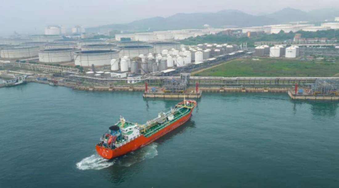 Northeast China’s First Large-Scale Green Methanol Shipment Loaded at Dalian Port