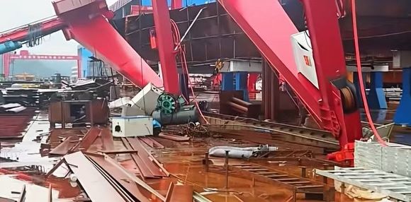  Gantry crane collapses at shipyard in China’s Zhejiang Province following Typhoon Dolphin