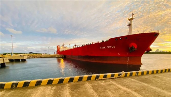 汉班托塔港船加油业务蓬勃发展， 保持高