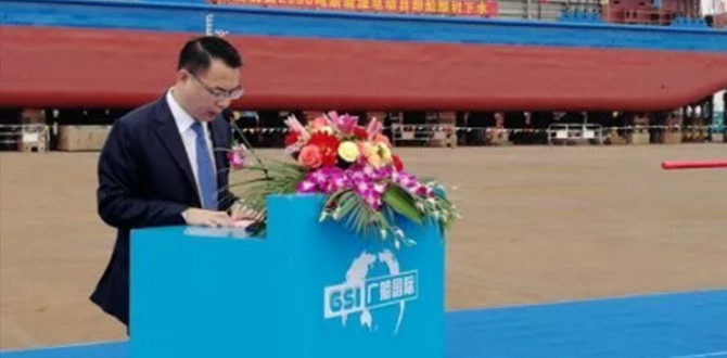 世界首艘千吨级纯电动船在广州下水(组图