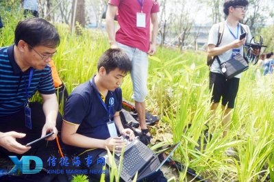选手们在河边操控智能船艇。司新利张卓君庄剑翔摄