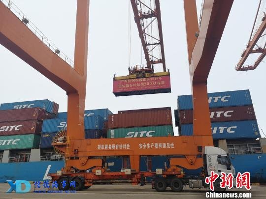 图为“海丰海防”号集装箱班轮正在装货。 陈燕 摄 图为“海丰海防”号集装箱班轮正在装货。 陈燕 摄