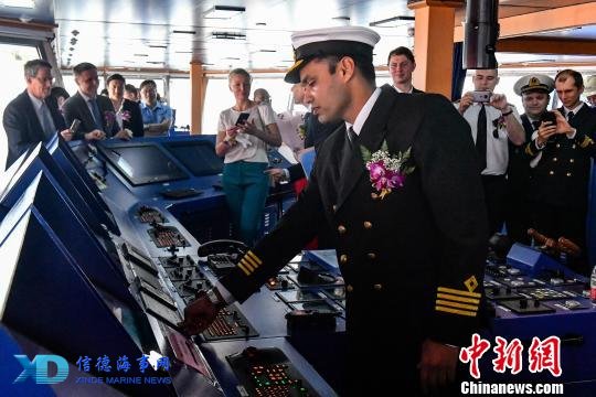 全球首艘极地凝析油轮在广州南沙命名 陈骥旻 摄 全球首艘极地凝析油轮在广州南沙命名 陈骥旻 摄