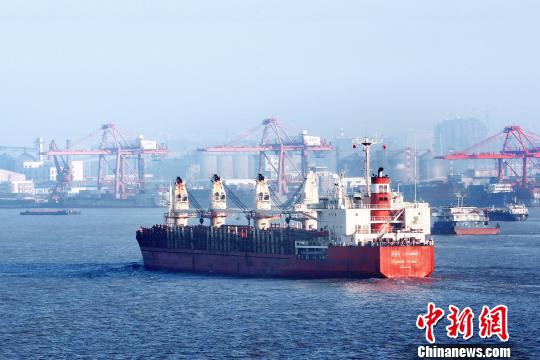 图为,长江货运船舶 殷黎 摄 图为,长江货运船舶 殷黎 摄