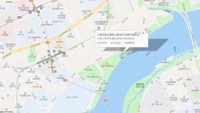 上海，一货轮撞上了滨江步道！