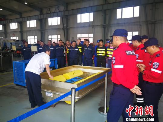 中国北方最大船舶溢油应急设备库首次面向公众开放。　郝阔 摄
