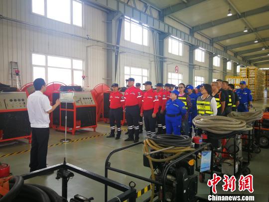 大连海事局首次在大连船舶溢油应急设备库对社会公众举办公开日宣传活动。　郝阔 摄
