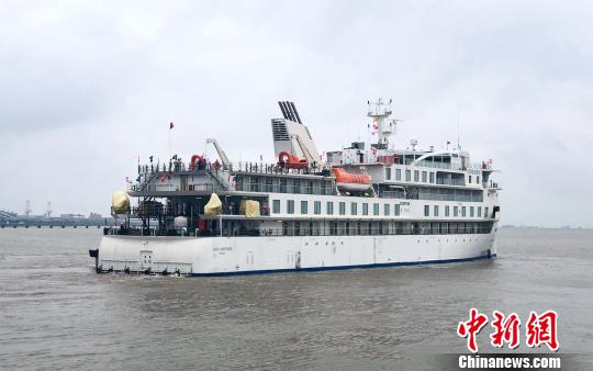 中国国产极地探险邮轮江苏试航。　张祥跃 摄