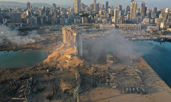 贝鲁特港口大爆炸后的港口周围变为一片废墟。（图片来源：美联社）