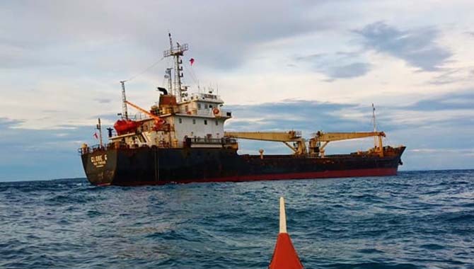 因值班的驾驶员睡着，一艘越南旗船舶在