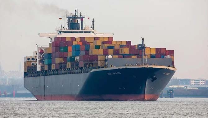 26万吨级货轮与MSC箱船于天津港航道外碰