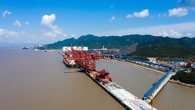 浙江省在建最大矿石码头卸船泊位主体结
