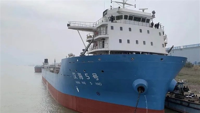 “汉海5号”江海直达集装箱船示范船下水