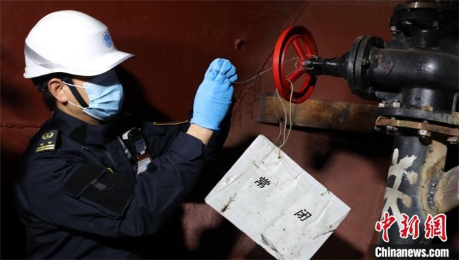 预防船舶污染长江 海事部门对船舶生活污