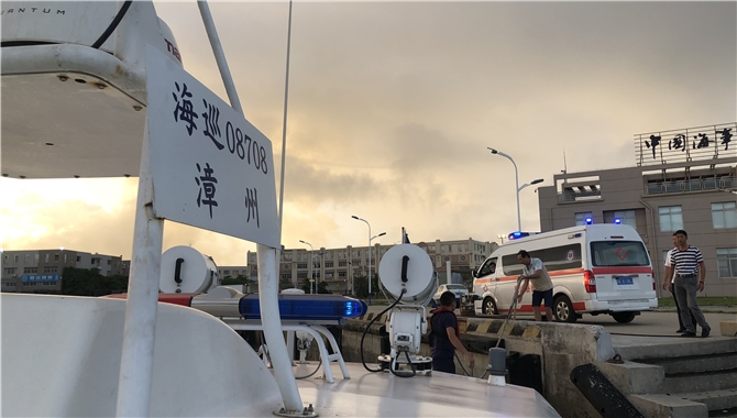漳州市海上搜救中心凌晨救助一名遇险人