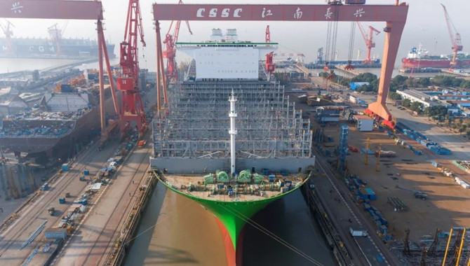 China's first world's largest 24,000TEU container s