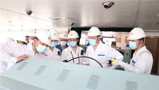 谢春林登“长达隆”轮检查并慰问船员