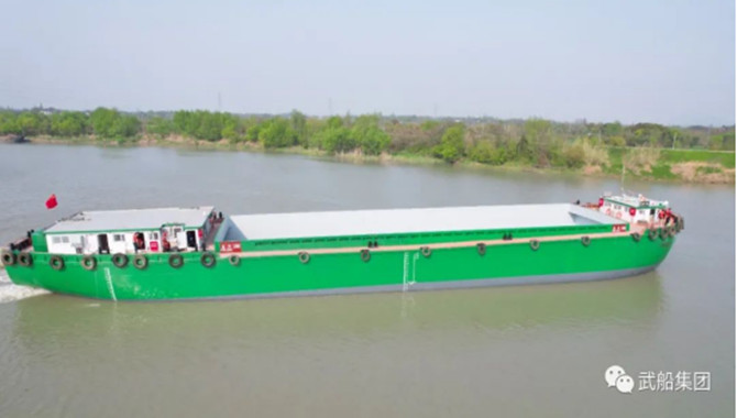 China first 2,000 DWT new energy container bulk shi