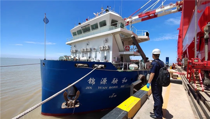 国内首艘高能效江海直达集装箱船舶靠泊