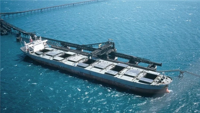 网传一艘铁矿船抵达烟台港，首批使用人