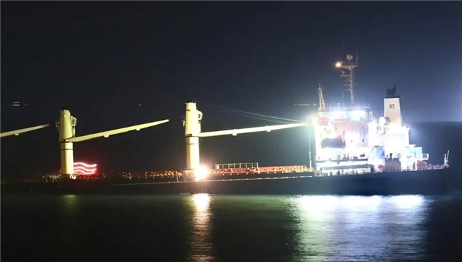 今早，这艘曾被中国海军解救的散货船撞