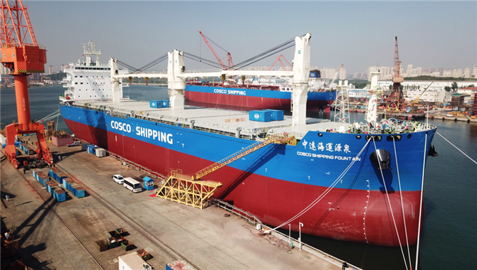 大连中远海运重工第16艘62000吨多用途纸浆
