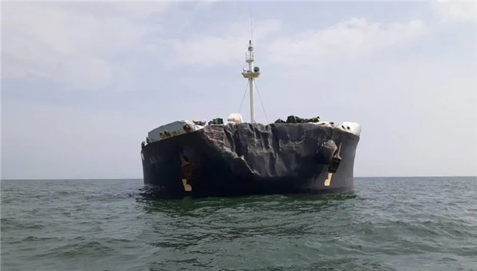 7500TEU大箱船遭10万吨级油轮撞击，两船均