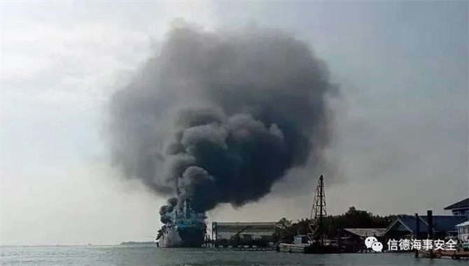 泰国一油轮发生在船坞爆炸