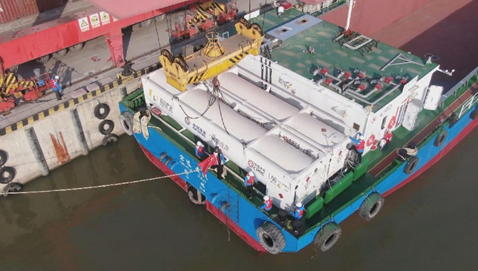 China unveils new bunkering mode for LNG-powered ca