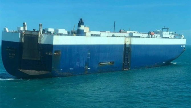 Panama-flagged AH SHIN catches fire in Vietnamese w