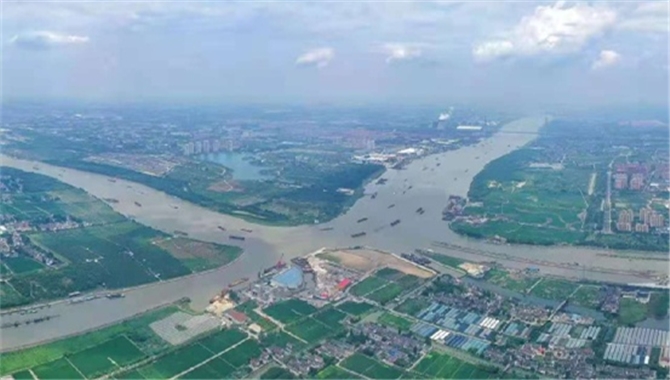 未经处理向黄浦江水域直接排放生活污水