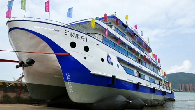 China's first 500kW hydrogen fuel powered ship comm