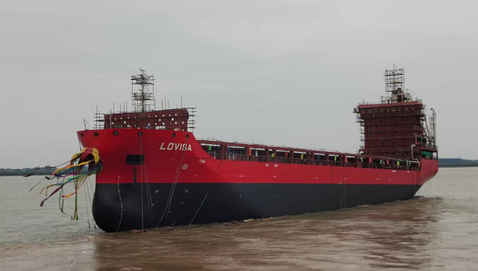 芜湖造船7800吨多用途船首制船下水