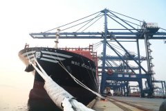 大连港迎来全球最大集装箱船“地中海尼