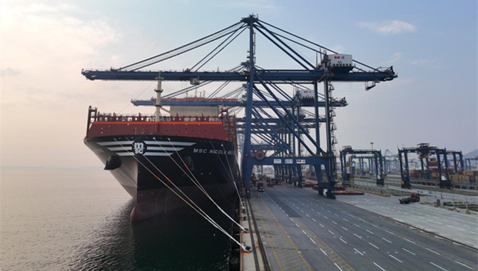 Massive container ship docks in Dalian