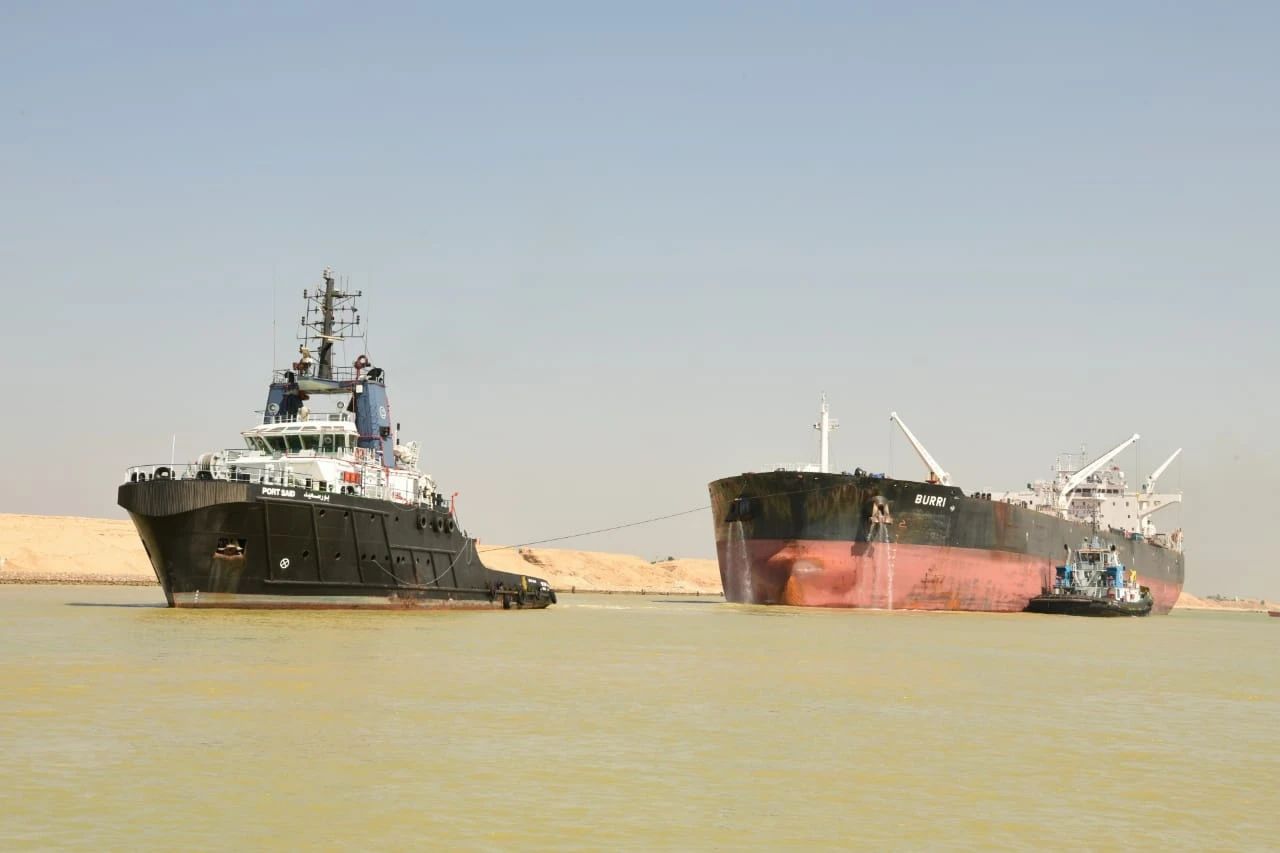 一大型LNG运输船在苏伊士运河搁浅后与油