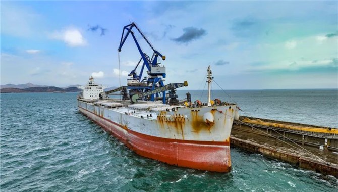 大连港散粮码头单客户年转运量破百万！