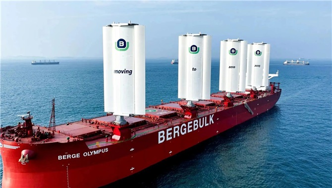 硬翼帆矿砂船“Berge Olympus”轮首航停靠淡