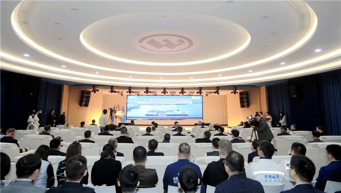 邓仁杰出席招商工业威海金陵邮轮级高端