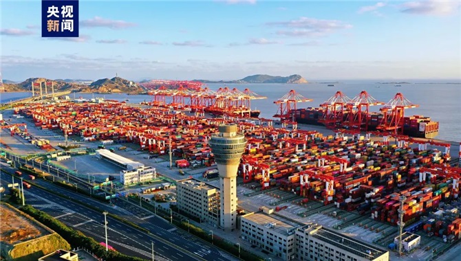 上海港集装箱吞吐量连续十四年排名全球